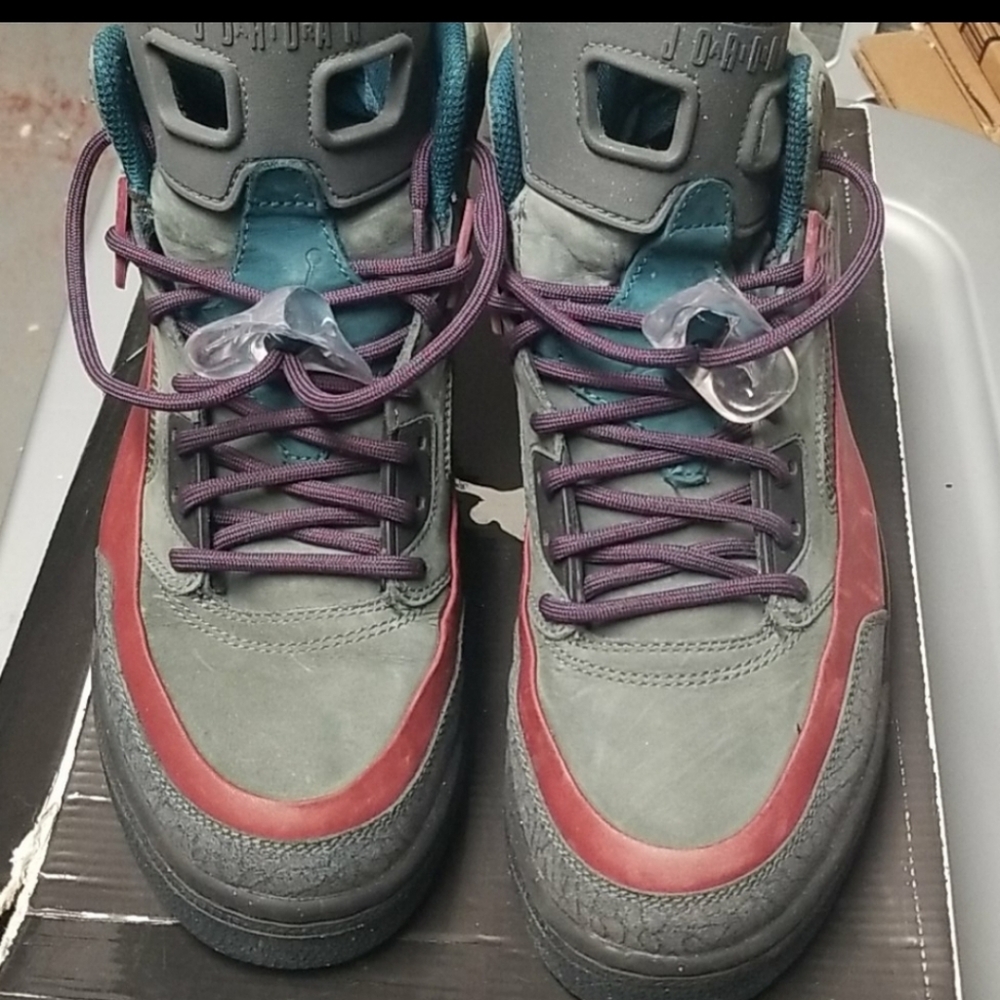 Jordan Winterized Spizike Flint Grey/Cerrywood Red Nightshade